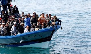 Броят на загиналите в лодка мигранти край Италия достигна 62 