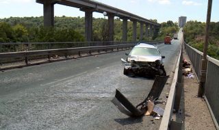 ТИР и лека кола се удариха на Дъговия мост в Русе