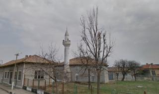Срути се минарето на джамията в село Мокреш
