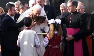 23 май 2002 г. Папа Йоан Павел II каца в София