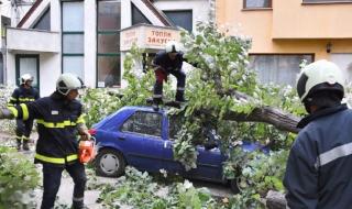Двама души пострадаха при бурята във Враца