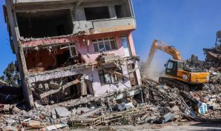 Един турски град в кома: под отровния прах от разрушенията