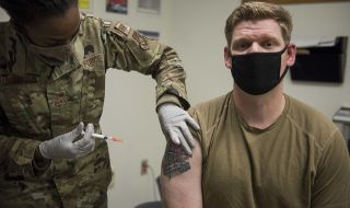 Пентагонът иска задължителна COVID ваксинaция за военните