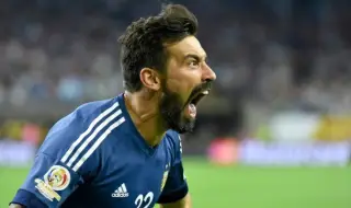 Бившата аржентинска футболна звезда съвсем го закъса: Чува гласове, крещи и се намушка с ножица
