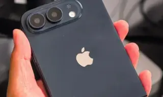 Сгъваемият iPhone се появи в стилен черен цвят