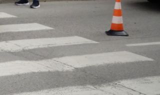 Кола блъсна майка с две деца на пешеходна пътека в Несебър