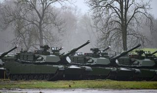 Бойна мощ! Първите танкове "Ейбрамс" вече са в Полша