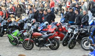 Масово нощно каране на мотори събира хиляди мотористи в София