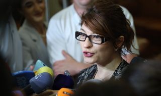 Десислава Атанасова: 16 години Нинова не може да ни бие на избори. Да си гледа оцеляването на партията 