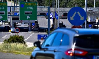 Гърция затваря границите си за сърби
