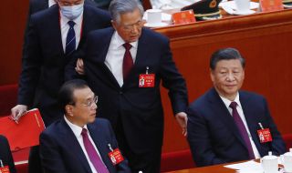 Унизително: вижте как отстраниха бившия китайски президент