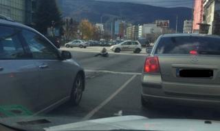 Софиянка седна да си изпие водката по средата на оживено кръстовище (СНИМКА)