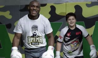 Шампион в UFC посети Чечня, стреля и тренира със синовете на Кадиров (ВИДЕА)