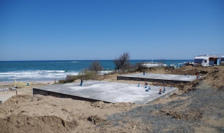 Законен ли е бетонът до плаж Корал?