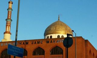 Мюсюлмани осъдиха проповед на имам в Бирмингам, описал как да се убиват жени с камъни