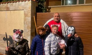 Деца изкараха Бойко Борисов пред дома му по кърпа (СНИМКИ)