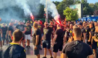 Фен на Ботев наказан за носене на маска на дербито, съдът отмени забраната - младежът бил извън града