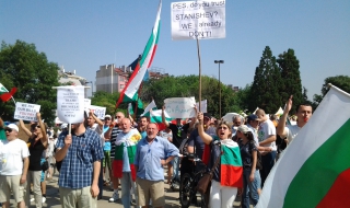 Протестиращи пред НДК искат мажоритарен вот