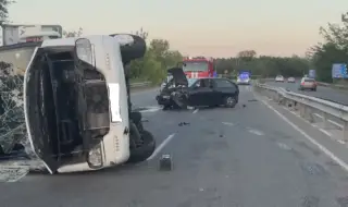 Катастрофа на пътя Созопол-Бургас, преобърнал се е микробус с туристи 