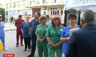Спешните медици на протест заради заплащането за работа с болни от COVID-19