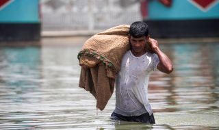 Загинали при наводнения в Индия