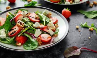 Рецепта за вечеря: Салата със спанак и ягоди