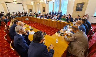 Външната комисия в парламента ще разгледа три варианта за РСМ