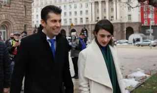 Кирил Петков и Лена Бориславова на разходка с бебето (СНИМКА)