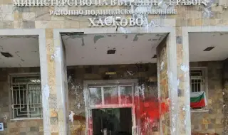 Шапки долу! А ще видим ли и преклонена полицейската глава