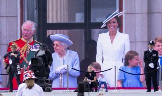 Кралицата се появи изненадващо, заобиколена от 3 поколения наследници (СНИМКИ)