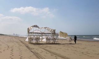 Плажни "чудовища" се разхождат по бреговете на Нидерландия (ВИДЕО)