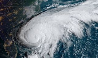 Сезонът на бурите! Ураганът Орлийн в Тихия океан достигна трета степен напът за Мексико
