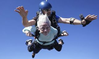На 104 г. почина жената, която само преди дни скочи с парашут за рекорд на Гинес