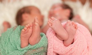Жена роди близнаци, заченати с 3 седмици разлика