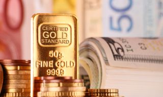 Цената на златото спада, пазарните играчи прибират печалбата