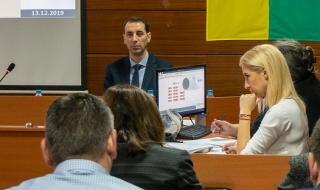 Кметът на Ямбол дарява заплатата си на момиче с левкемия