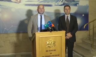 Преди минути зам.-министър Михаил Стойнов обяви: Издадено е решение за удостоверяване на машините за гласуване