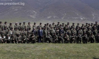 Проблемите на армията не трябва да се политизират