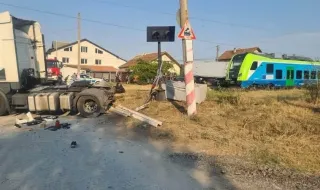 Влак и тир се сблъскаха във Враца