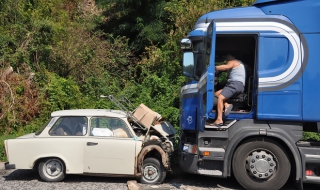 Дядо с трабант се заби в ТИР