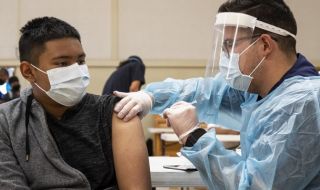 COVID-19: лекари печелят огромни пари от ваксинации срещу коронавируса