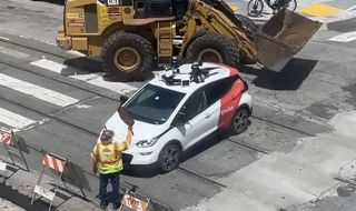 Автономно такси "заби" на средата на кръстовище заради ремонт (ВИДЕО)