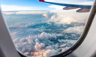Знаете ли защо прозорците на самолетите са овални, а не квадратни или правоъгълни?