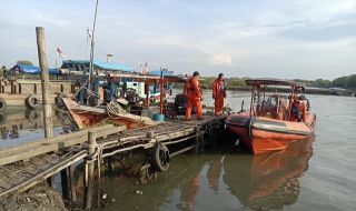 17 изчезнаха след корабокрушение в Индонезия