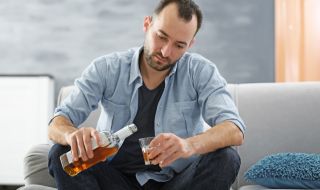 Установиха, че изолацията стимулира употребата на алкохол