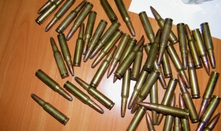 Мъж с патрони около кръста хванат от митничари