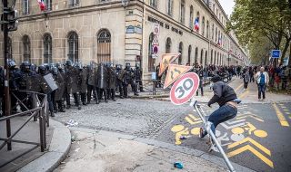 На улицата! Десетки хиляди френски работници стачкуваха с искания за увеличаване на заплатите