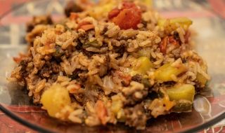 Рецепта на деня: Кафяв ориз с чесън и доматен сос