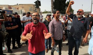 Стотици тунизийци на протест