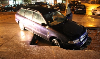 Audi А-4 падна в дупка във Велико Търново